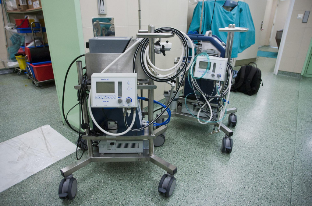 ESMO uređaji u središnjem operacijskom bloku bolnice na Firulama.&lt;br /&gt;
 