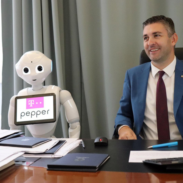 Radi se o i prvom službenom posjetu robota jednom gradonačelniku
