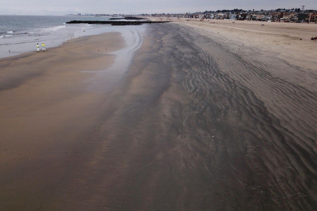 Posljedice zagađenja mora na plaži u Newport Beachu