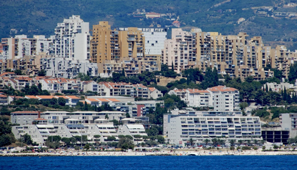 Obalni dio Hrvatske ima turizam kao veliki faktor koji daje prednost izgradnji kuće s možda nekoliko dodatnih apartmana za iznajmljivanje