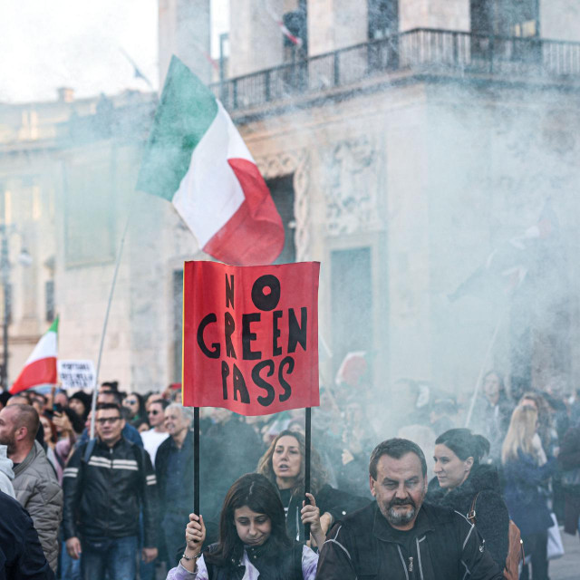 Forza Nuova podržava nasilne prosvjede protiv uvođenja obveznih covid propusnica za radnike, a poznati su i po napadima na migrante