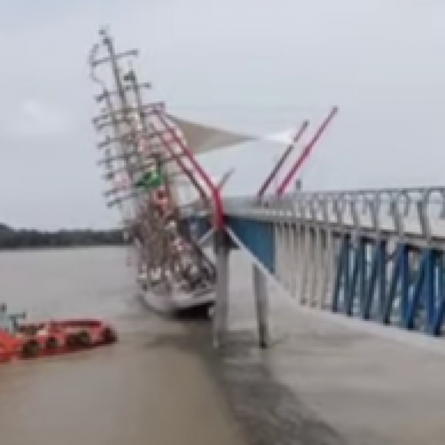 Neobična pomorska nesreća, udar jedrenjaka u most za pješake