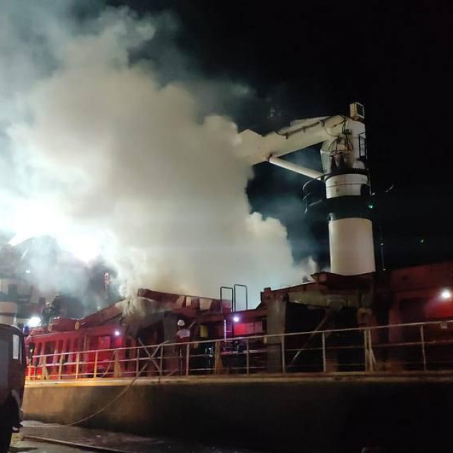 Požar na brodu u Pločama