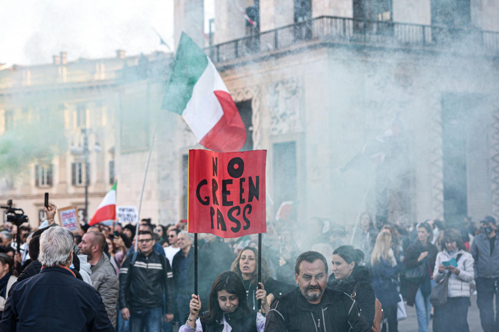 Forza Nuova podržava nasilne prosvjede protiv uvođenja obveznih covid propusnica za radnike, a poznati su i po napadima na migrante
