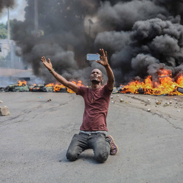 Muškarac se snima za vrijeme prosvjeda na Haitiju