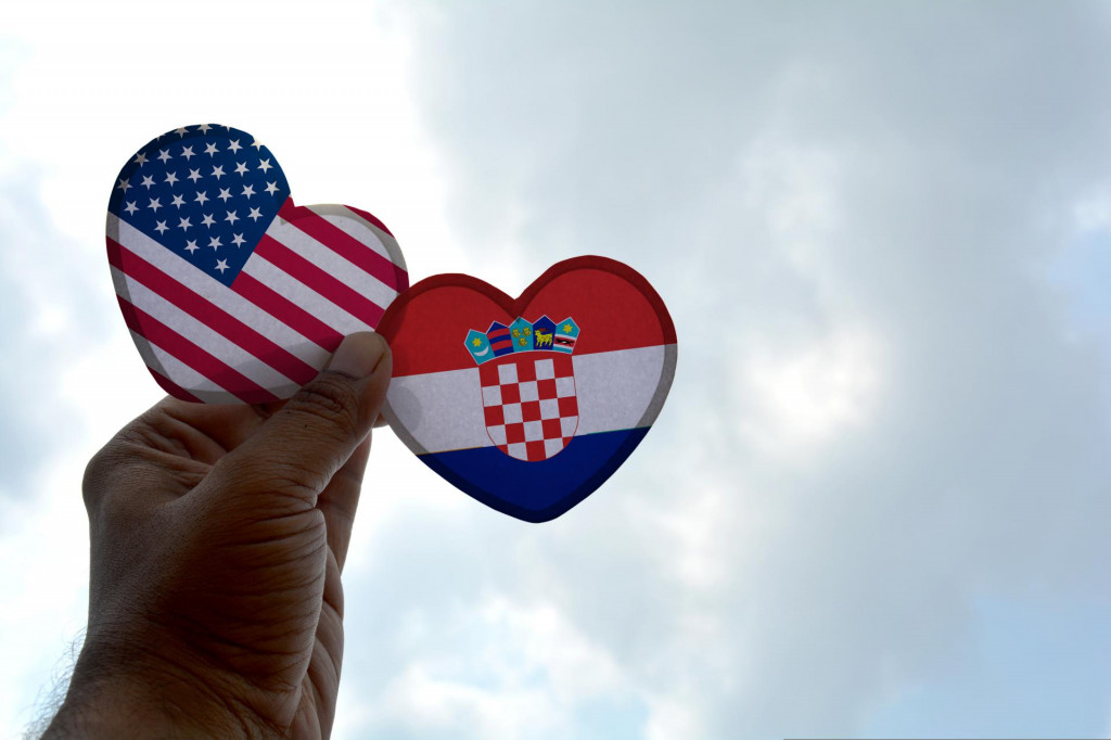 Hrvatska bi trebala biti itekako zainteresirana za ishod američkog rješenja ”u regionu”. Ali ne smije postati sudionik sljedećeg čina ove drame. Nacionalni interes ovaj put može bolje zaštititi kao tek povremeno vidljivi (zapadni) partner&lt;br /&gt;
 