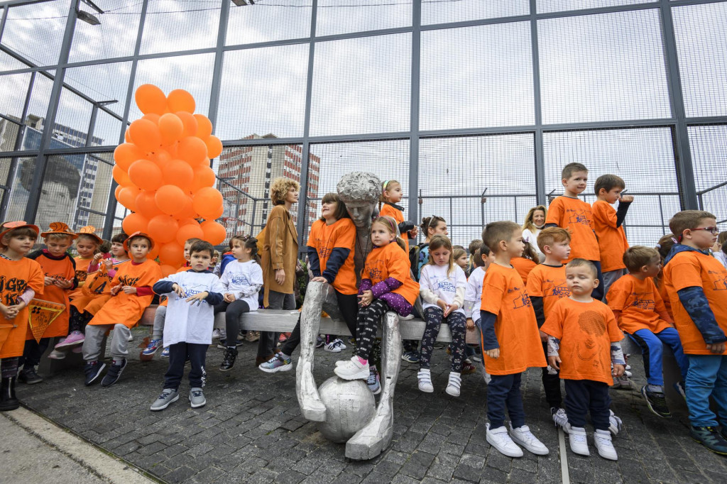 Polaganjem vijenaca i puštanjem balona kod spomenika na Baldekinu obilježena je 57. godišnjica rođenja Dražena Petrovića.&lt;br /&gt;
 