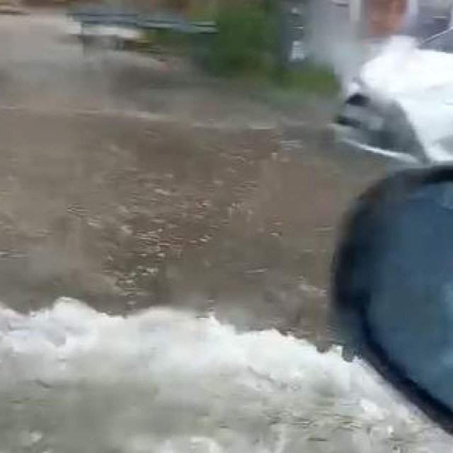 Obilna kiša ulicu Iva Vojnovića pretvorila je u rijeku