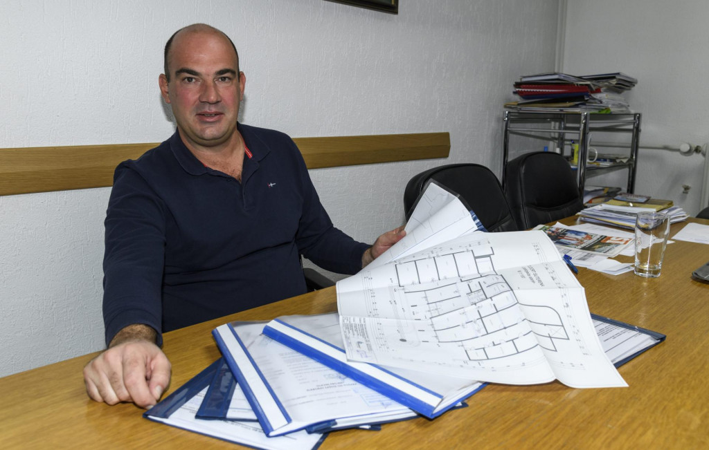 Ravnatelj Cvjetnog doma Tomislav Ninić s gotovom dokumentacijom za projekt uređenja prostora u niskom prizemlju zgrade