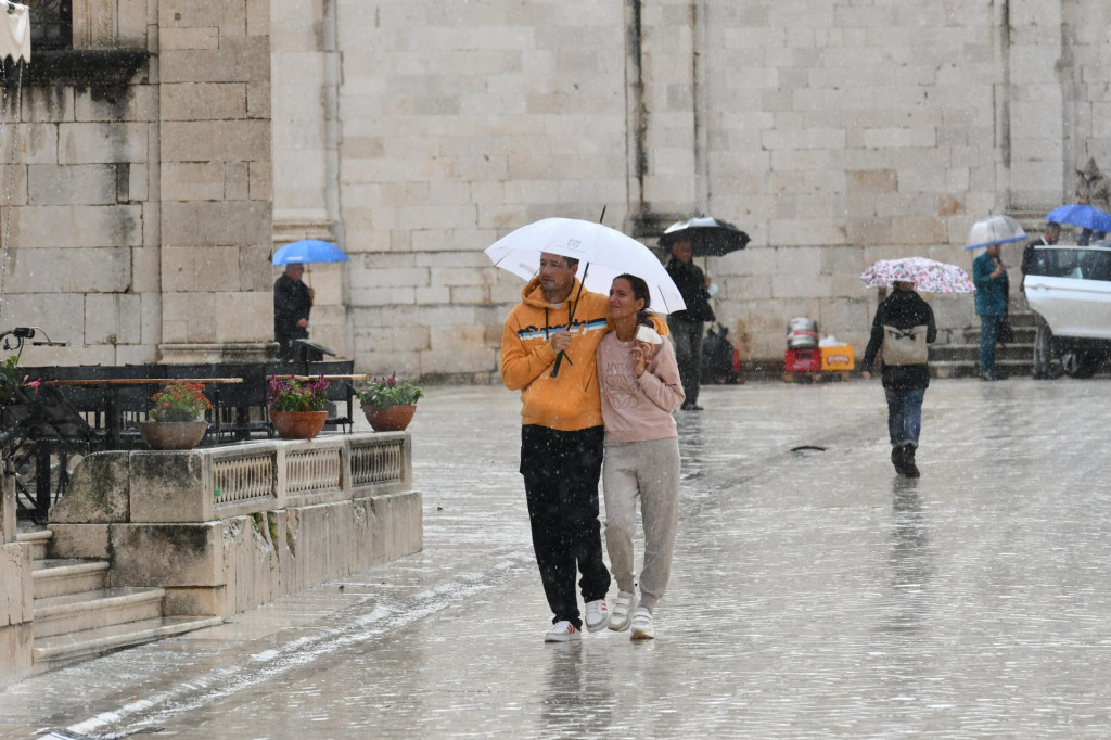 Turiste ni kiša nije spriječila u razgledanju Grada