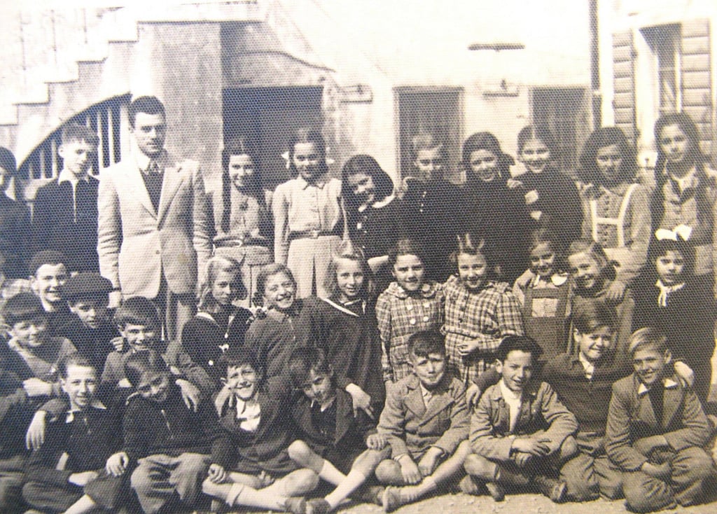 Šibenski drugaši ispred tzv. škole Julović 1942. godine
