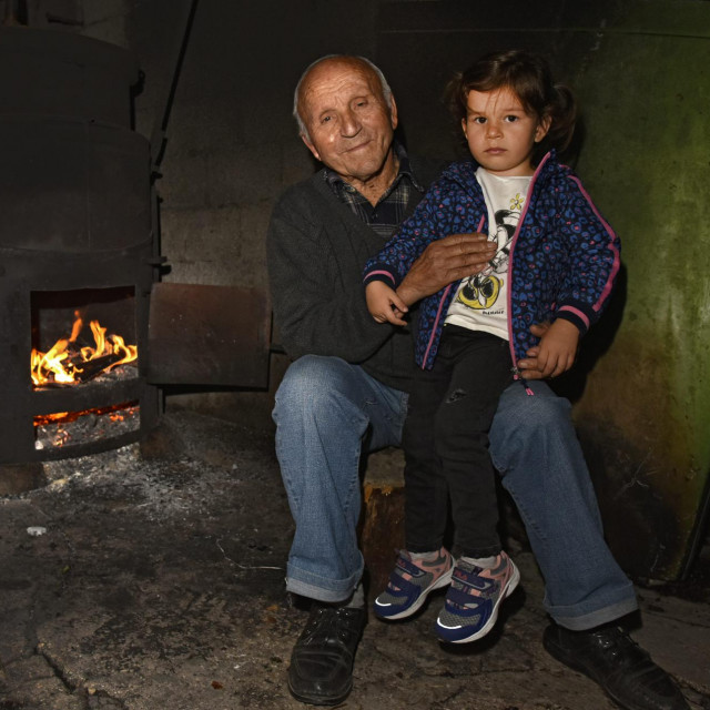 Na fotografiji: Josip Jerčić (88 godina), jedan od najstarijih stanovnika Slimena i njegova unuka Iva
