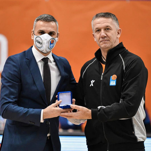 Sreten Radović je dobio krajem 2020. od ABA lige nagradu za 20 godina suđenja (na slici), dok utakmice Eurolige sudi gotovo desetljeće i pol