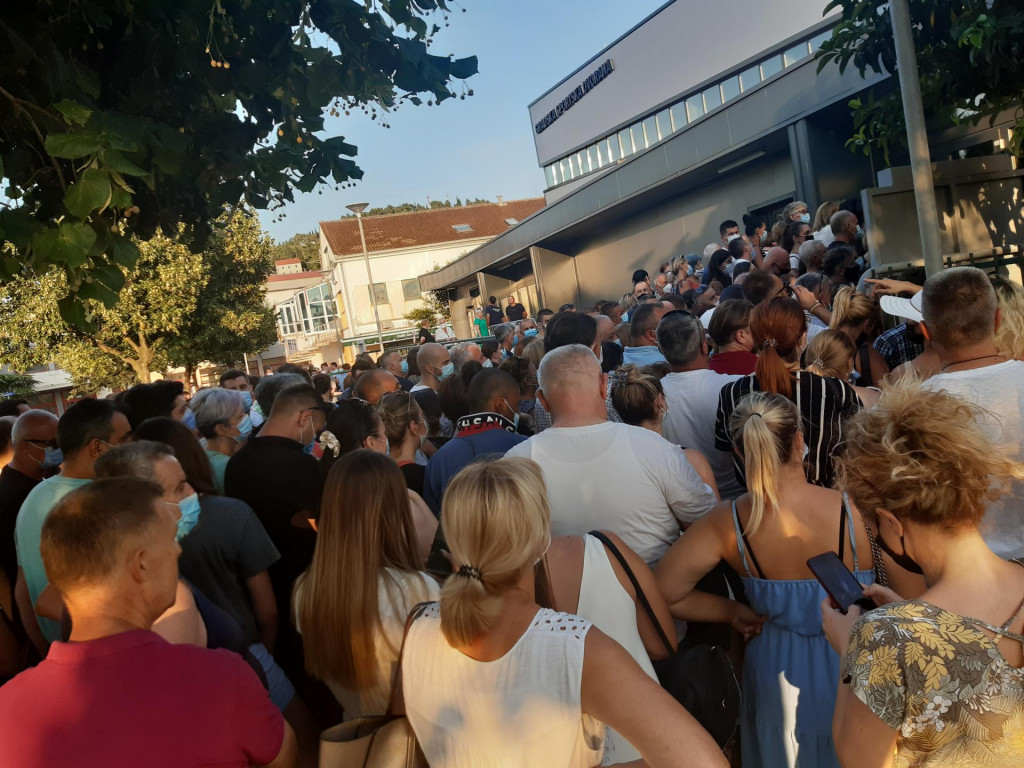 Na cijepljenje u sportskoj dvorani u Metkoviću dolazili su čak iz Sarajeva i Zenice dok domaći ljudi  nisu pokazivali veliko zanimanje