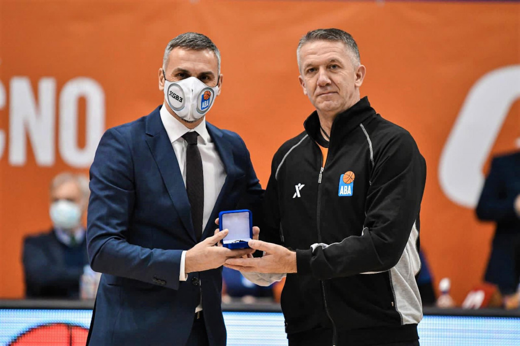 Sreten Radović je dobio krajem 2020. od ABA lige nagradu za 20 godina suđenja (na slici), dok utakmice Eurolige sudi gotovo desetljeće i pol