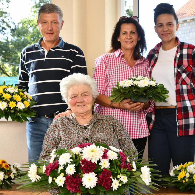 Obitelj Pavlović - domaćin Ivo sa suprugom Lucijom, kćerkom Mihaelom i majkom Katijom