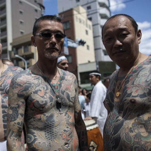 muškarci pokazuju tradicionalne jakuza tetovaže