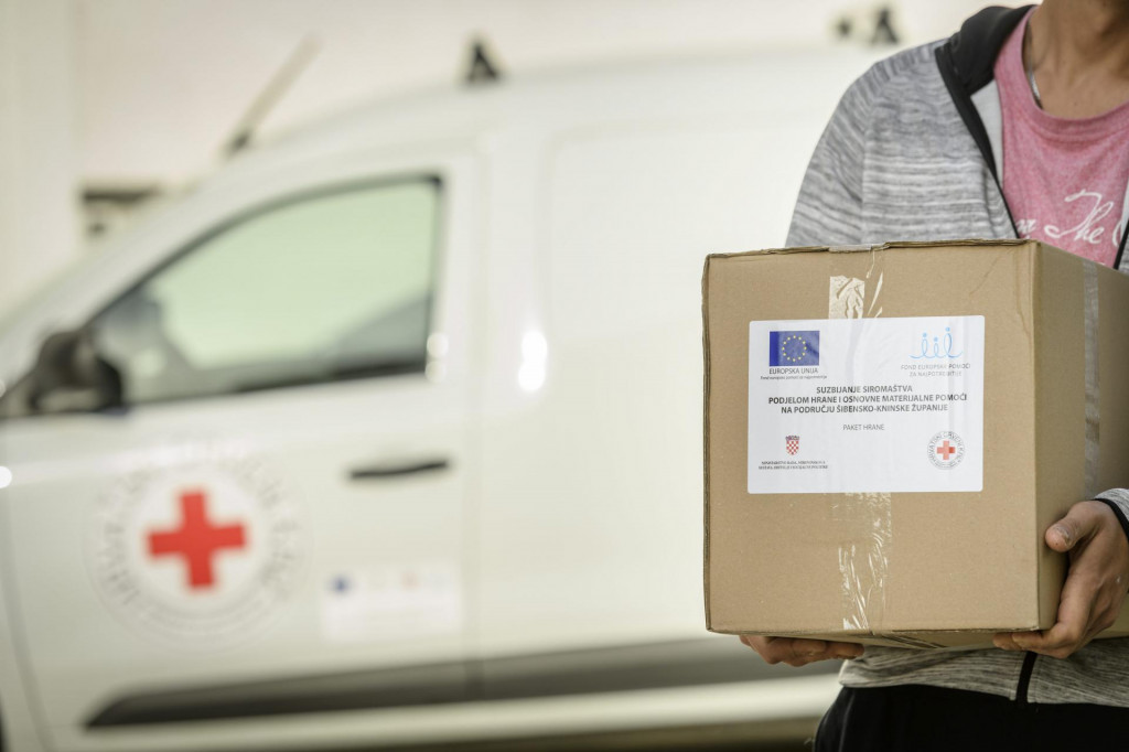 U skladištu društva Crvenog križa započela je podjela paketa pomoći socijalno ugroženim osobama&lt;br /&gt;
 