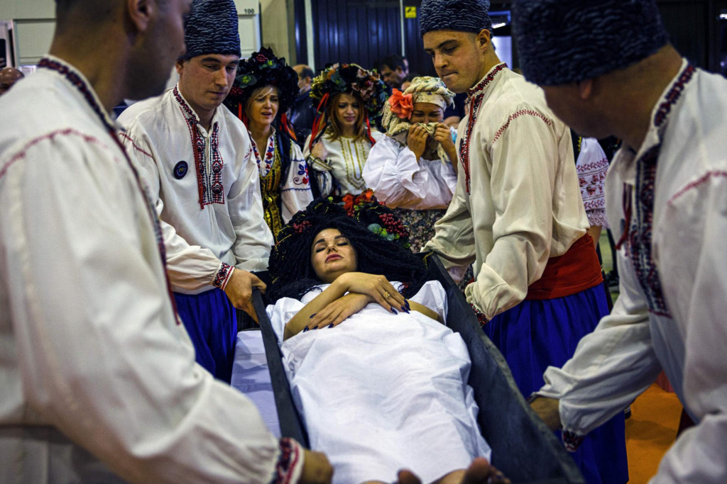 Sudionici simuliraju ceremoniju žalosti na pogrebnoj izložbi u Moskvi