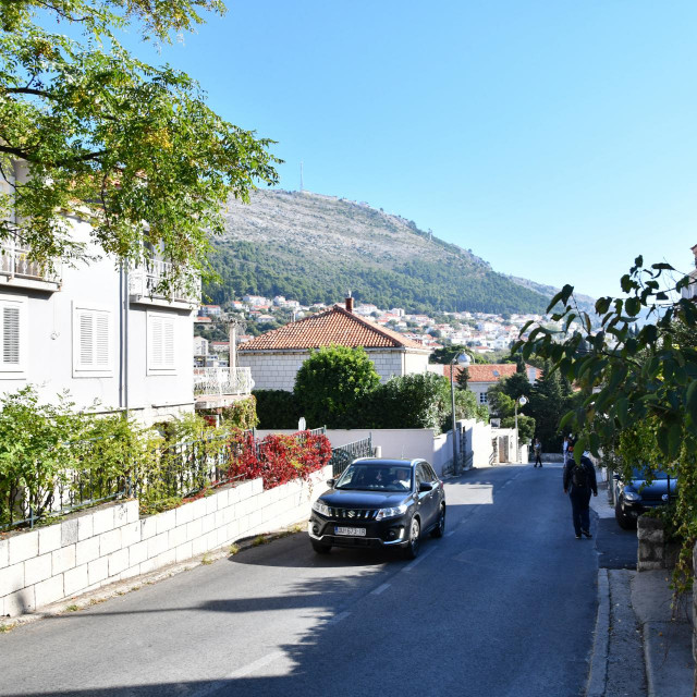 U ulici Gabra Rajčevića  u Dubrovniku USKOK-ovi istražitelji pretraživali su stambene i poslovne prostore uhićenog dubrovačkog kuhara