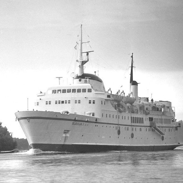 Slavija, najveći brod Konvoja Libertas, uplovljava u Gruž 31. listopada 1991.