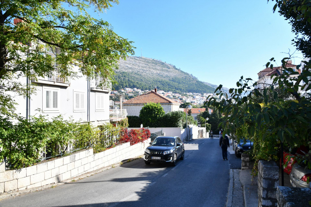 U ulici Gabra Rajčevića  u Dubrovniku USKOK-ovi istražitelji pretraživali su stambene i poslovne prostore uhićenog dubrovačkog kuhara