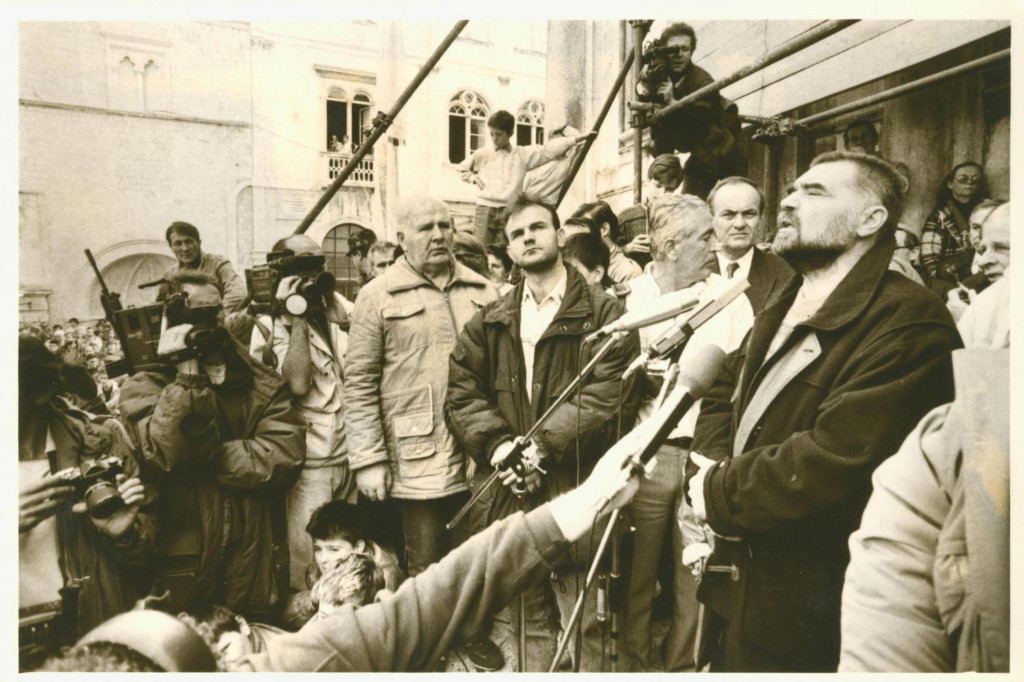 Stipe Mesić s Dubrovčanima 1991. po uplovljavanju Konvoja Libertas u Grad