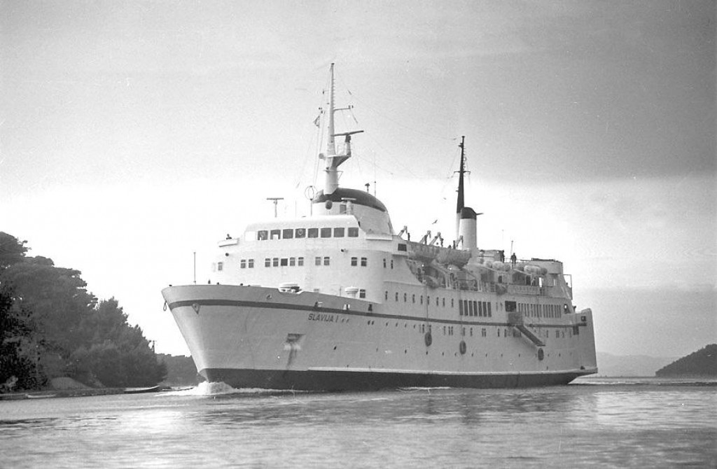 Slavija, najveći brod Konvoja Libertas, uplovljava u Gruž 31. listopada 1991.