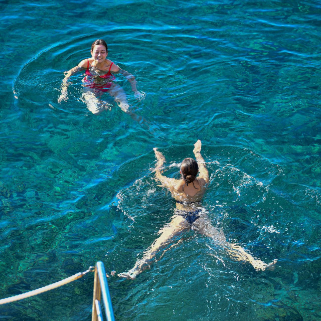 Kupači u Uvali Lapad uživaju u moru iako je kraj listopada
