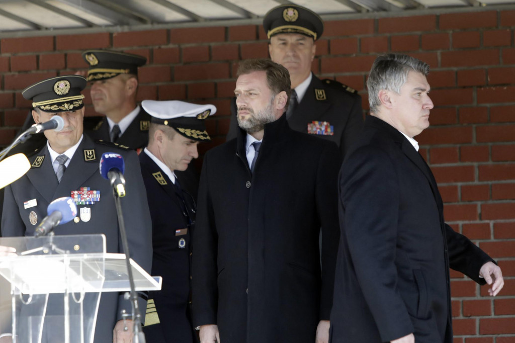 Svatko u svom pravcu - Mario Banožić i Zoran Milanović. Lijevo od ministra je i načelnik Glavnog stožera Robert Hranj
