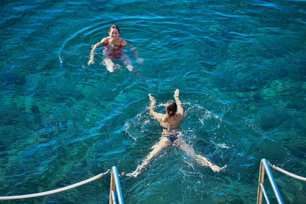 Kupači u Uvali Lapad uživaju u moru iako je kraj listopada
