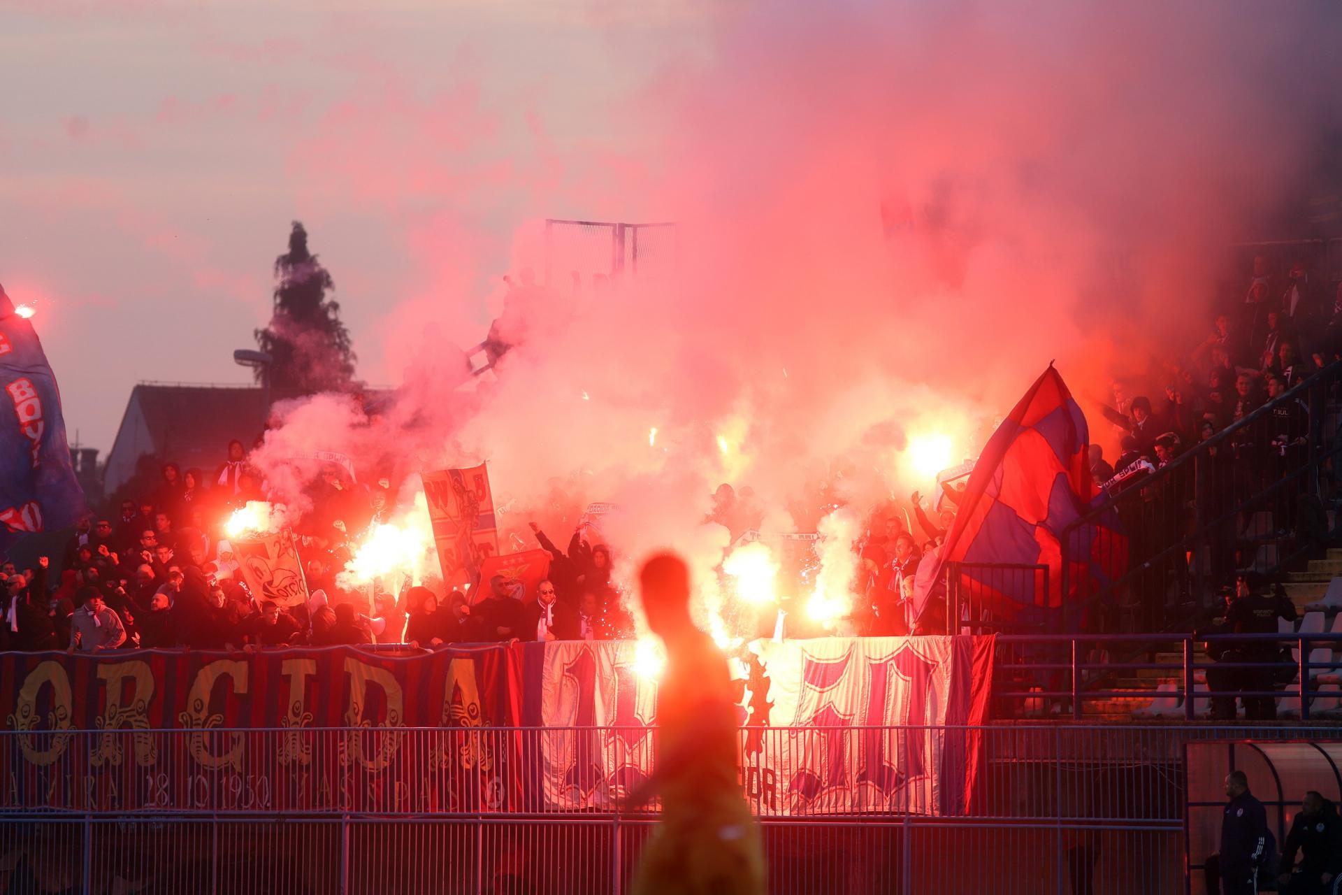 Slobodna Dalmacija Torcida Je Neumorno Pjevala I Navijala U Koprivnici A U Minuti Krenuo