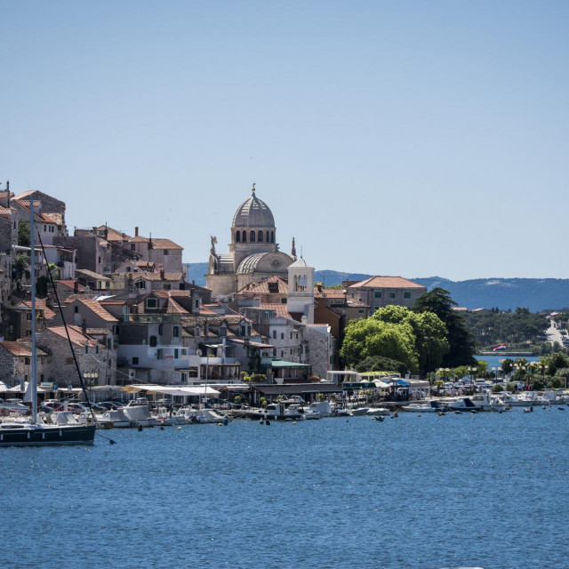 Sibenik, 290521.<br />
Pogled na grad Sibenik s gradske plaze Banj.<br />