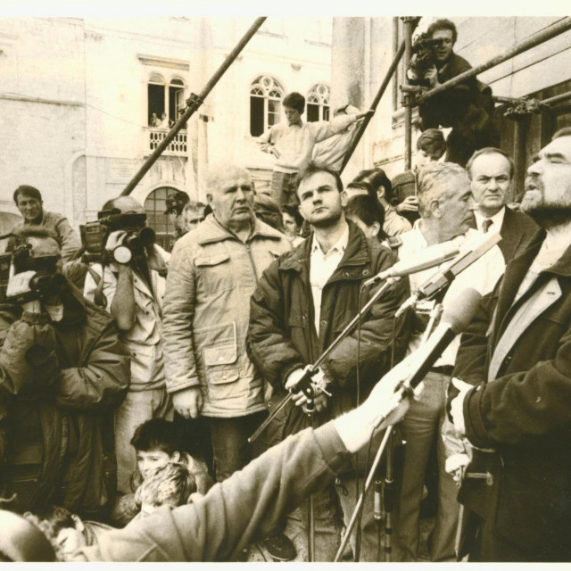 Stipe Mesić s Dubrovčanima 1991. po uplovljavanju Konvoja Libertas u Grad