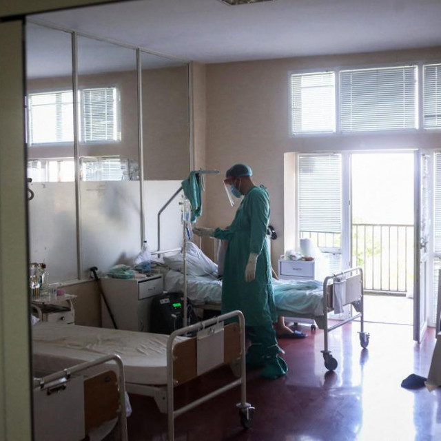 Medicinski radnik liječi pacijenta oboljelog od korona virusa (COVID-19) u Institutu za ortopedsku hirurgiju &rdquo;Banjica&rdquo;, nedavno preuređenom u COVID bolnicu, u Beogradu
