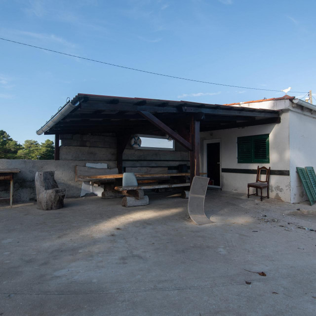 Nepoznati pocinitelj je tijekom vikenda demolirao prostor uz bocaliste na predjelu Punta Bailo u cetvrti Arbanasi u kojem se inace radi druzenja okupljaju stariji mjestani.