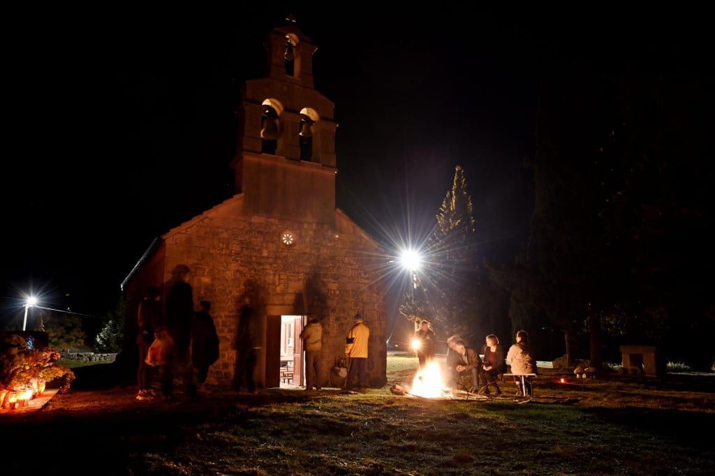 Na fotografiji: okupljanje i zvonjenje pred crkvom Svetog Mihovila.&lt;br /&gt;
 