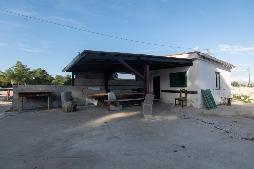 Nepoznati pocinitelj je tijekom vikenda demolirao prostor uz bocaliste na predjelu Punta Bailo u cetvrti Arbanasi u kojem se inace radi druzenja okupljaju stariji mjestani.
