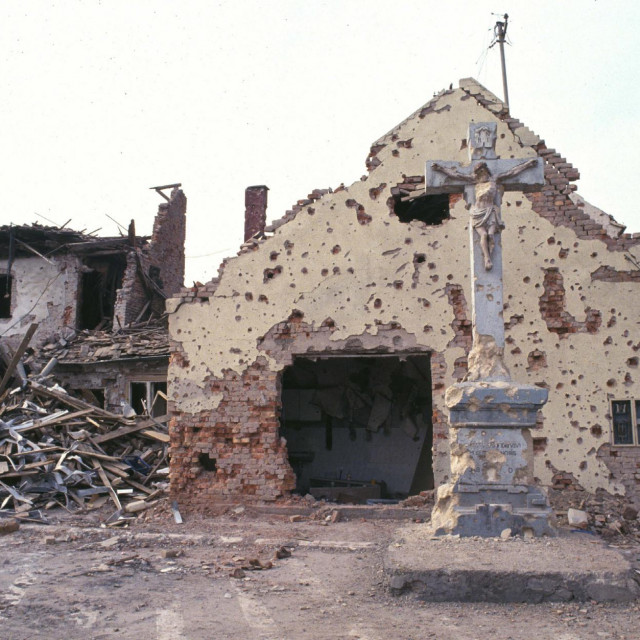 Guerre de Bosnie-Herzégovine. Ruines de Vukovar (Croatie), assiégée par les Serbes, mars 1992. FDM-2920-10 (Photo by Š Françoise De Mulder/Roger-Vi/Roger-Viollet via AFP)