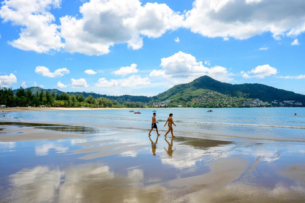 Jedni od prvih turista snimljeni su prije nekoliko dana kako šetaju plažom na Phuketu.