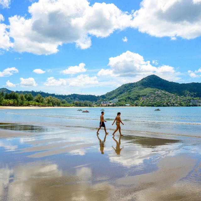 Jedni od prvih turista snimljeni su prije nekoliko dana kako šetaju plažom na Phuketu.