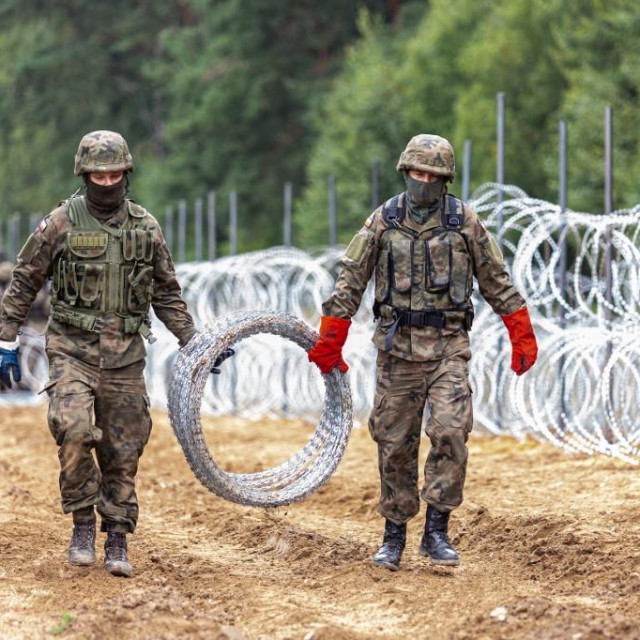 NATO je &amp;#39;zabrinut zbog eskalacije na poljsko-bjeloruskoj granici&amp;#39;, priopćeno je iz sjedišta Saveza i pozvana je Bjelorusija da poštuje međunarodno pravo