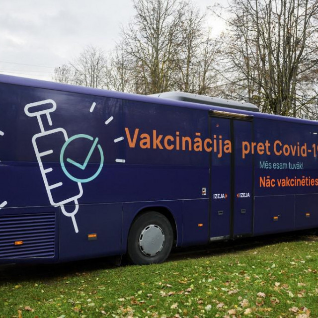 Cjepivo se prima u autobusima, koji su ujedno i reklama za cijepljenje
