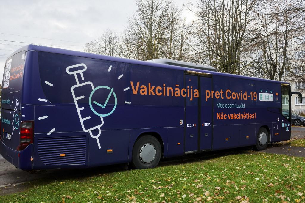Cjepivo se prima u autobusima, koji su ujedno i reklama za cijepljenje