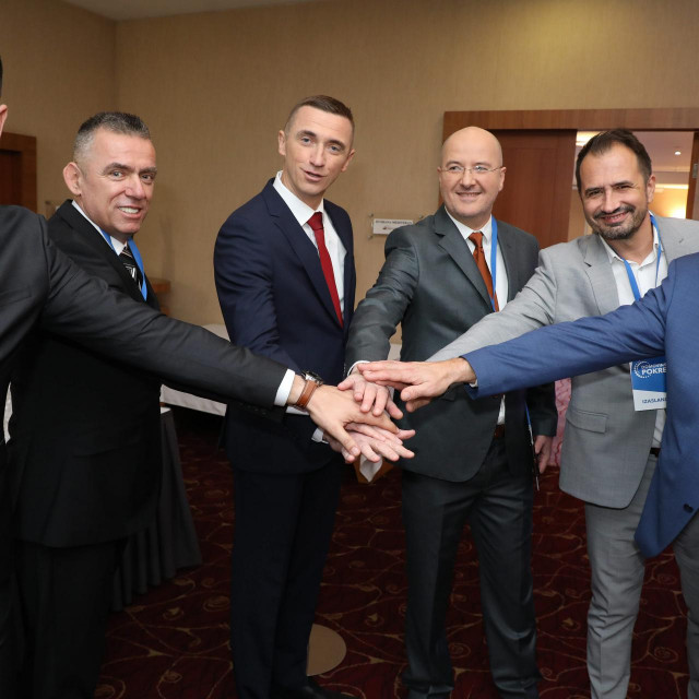Zagreb, 091021.<br />
Hotel International.<br />
Izvanredni sabor Domovinskog pokreta na kojem je Ivan Penava izabran za novog predsjednika stranke.<br />
Na fotografiji: Ivan Penava, Mario Radic, Stipo Mlinaric.<br />