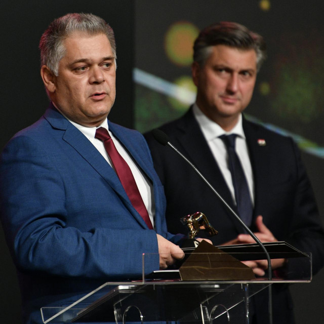 Željko Pavlin primio je u ime HS Produkta Zlatnu kunu iz ruku premijera Andreja Plenkovića