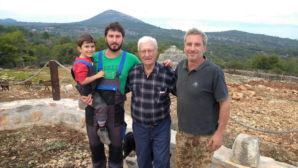 Dragan s malim Antonijem, barba Dragi i Tonči na obiteljskom imanju kod Zastražišća