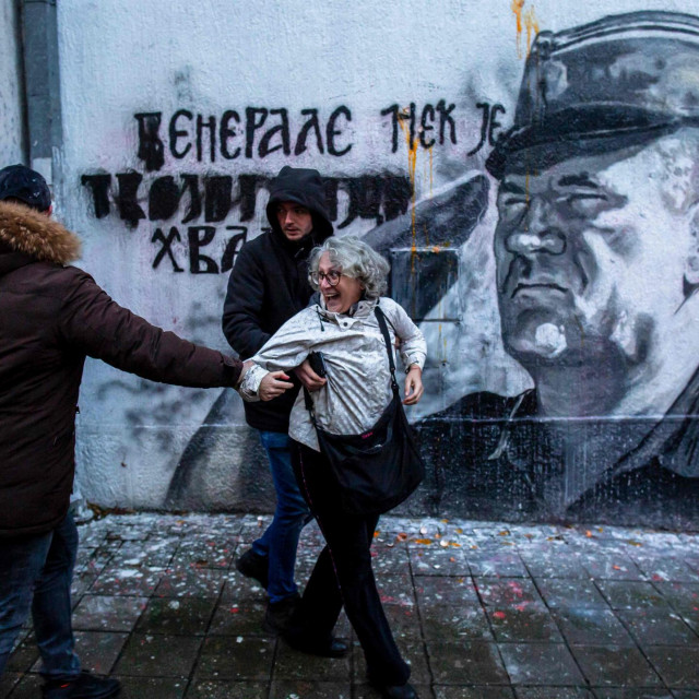 Policajci u civilu priveli su Aidu Ćorović, aktivisticu koja je jučer gađala mural jajima