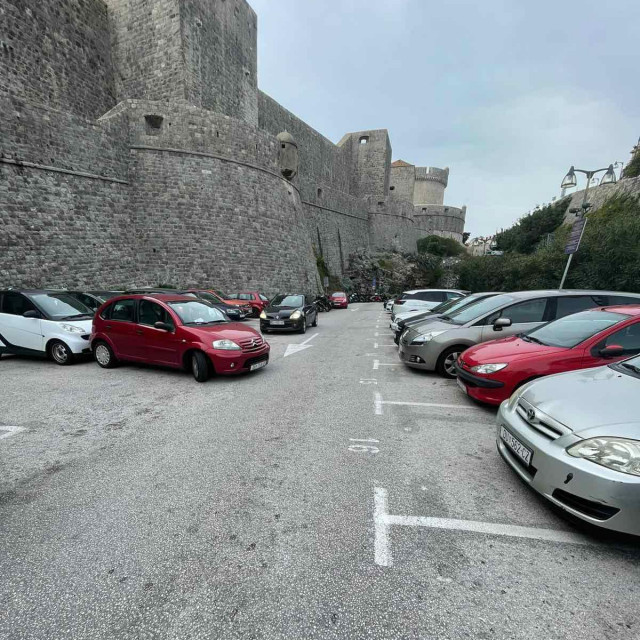 Nedostatak parkinga oko Grada, posebice na Buži, često dovodi do neugodnih situacija