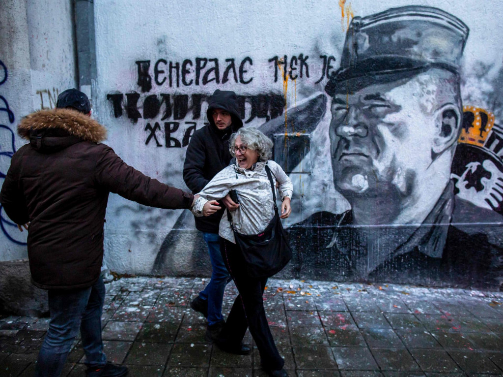 Policajci u civilu priveli su Aidu Ćorović, aktivisticu koja je jučer gađala mural jajima